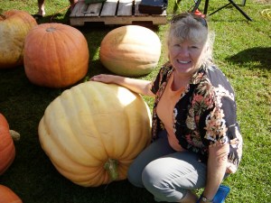 Donna Mitts and prize winner Myrtle